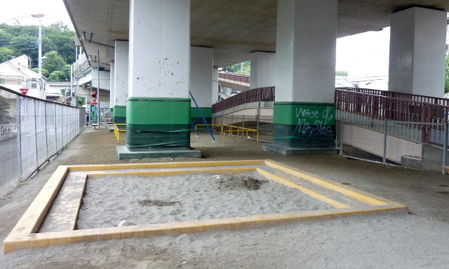 生田根岸跨線橋下公園