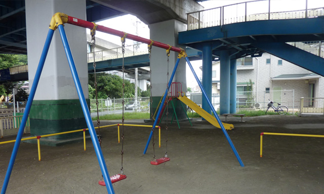 生田根岸跨線橋下公園